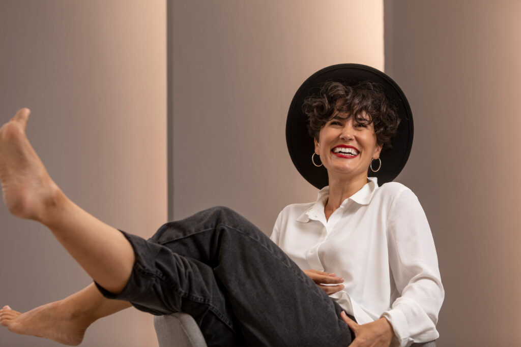 استایل مینیمال زنانه : کم لباس بپوشید، شیک به نظر برسید - راهنمای جامع برای داشتن ظاهری شیک و مرتب!